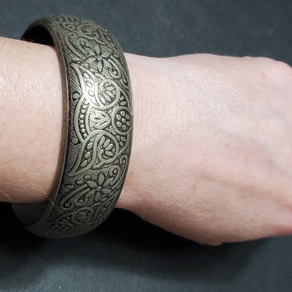 Silver tone flowery bangle bracelet 8"